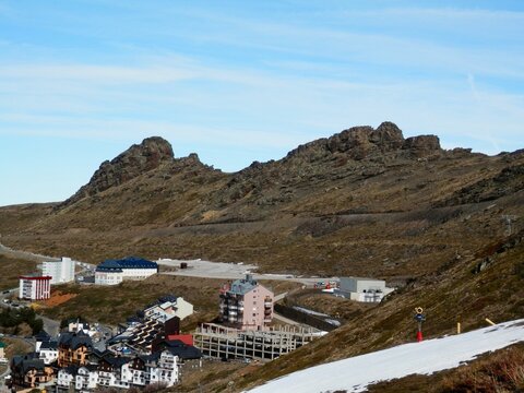 eine Wanderung von Pradollano in den Sierra Nevada in Andalusien zum Skigebiet Pico del Veleta, der Santuario de la Virgen de las Nieves, dem Observatorio de Sierra Nevada und dem Radioteleskop