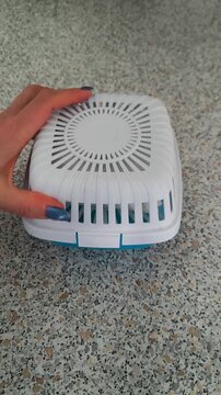 Closing the lid of the compact desiccant container