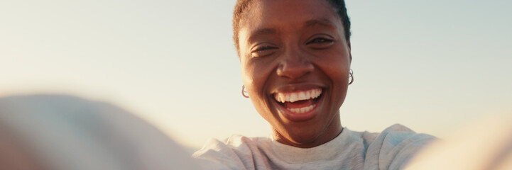 Naklejka premium Portrait of a happy girl smiling, taking a selfie and twirling around with camera in hands. Panoramic