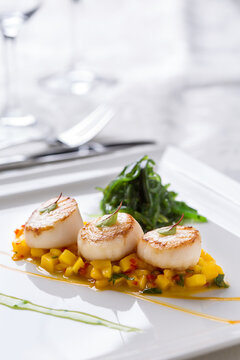 Seared scallops with mango salsa and seaweed salad