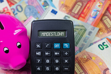 Taschenrechner mit dem Wort "Mindestlohn" im Display