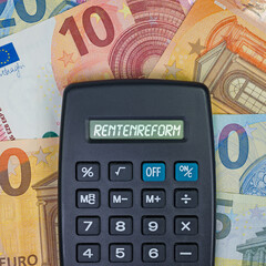 Taschenrechner mit dem Wort "Rentenreform" im Display