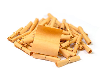 Viele Tombolalose vor wei&szlig;em Hintergrund