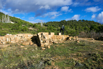 Fototapeta premium Man standing on the ruins of the Bargota monastery on the Camino de Santiago
