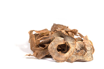 Getrocknete Kartoffelschalen vor wei&szlig;em Hintergrund