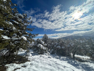paisaje de nieve en la monta&ntilde;a