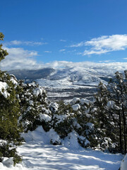 monta&ntilde;as nevadas con cielo azul