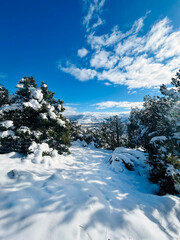 paisaje de monta&ntilde;as con nieve y cielo azul