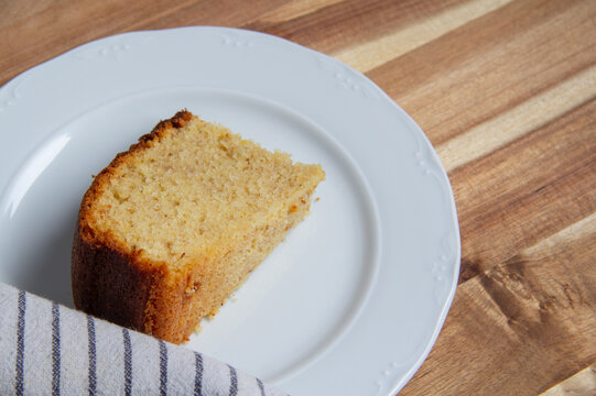Bizcocho de yogur con lim&oacute;n, clavo y nuez moscada sobre fondo de madera