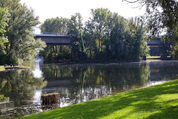 Obraz premium Landschaftspark am Rhein in der ehemaligen Bundeshauptstadt Bonn 