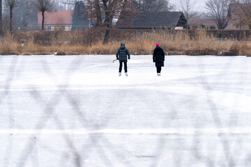 Eisl&auml;ufer am zugefrorenen Weiher