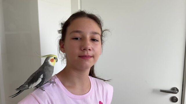 garota com calopsita no ombro 