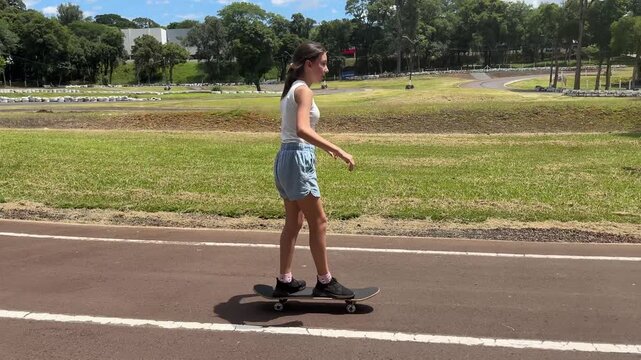 Garota andando de skate ao ar livre 