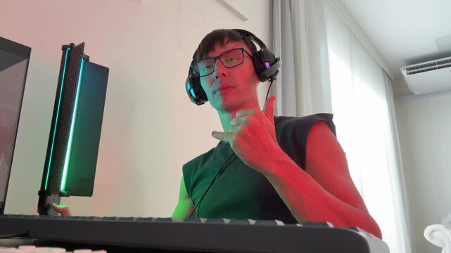 homem dj com fone de cabe&ccedil;a em computador 