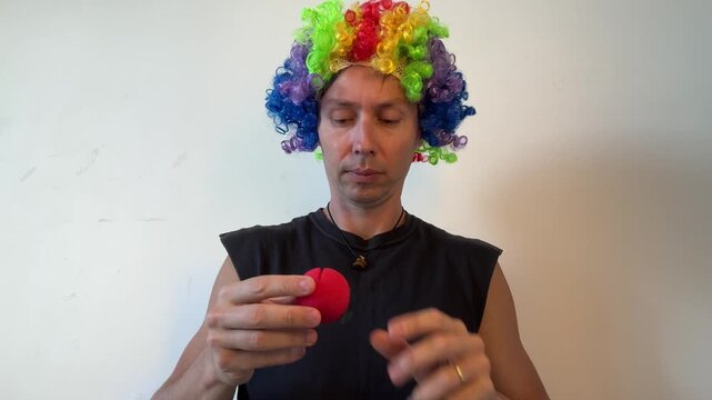 homem usando nariz e peruca de palha&ccedil;o de circo 