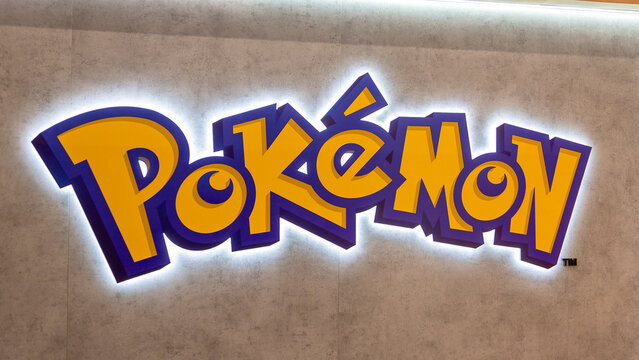 Leuchtendes Pok&eacute;mon Logo an einer Messestandwand &ndash; aufgenommen auf der Spielwarenmesse N&uuml;rnberg. 