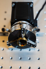 Obraz premium Artisan using a laser to engrave a gold ring.