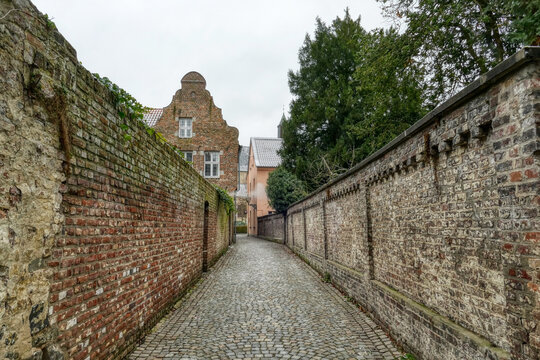 Historische Gasse in der Altstadt von Kaiserswerth im Winter