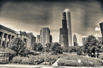 Fototapeta premium Downtown Chicago skyscrapers with blue sky from Lakefront Trail