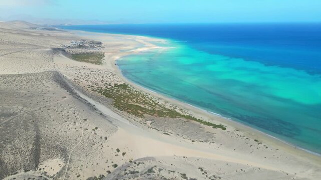 przelot dronem nad piękną plażą Sotavento na Wyspie Kanaryjskiej Fuerteventura w Hiszpani