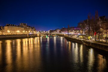 Obraz premium Night view of Paris river Seine with illuminated bridges and city lights