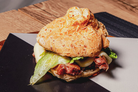 P&atilde;o de queijo recheado com lingui&ccedil;a e salada