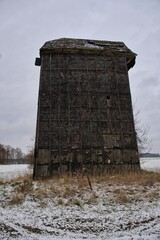 Ruiny wiatraka koźlaka w polu © rychu.pl