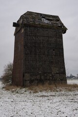Ruiny wiatraka koźlaka w polu © rychu.pl
