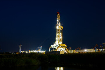 Obraz premium Oil pump in the evening