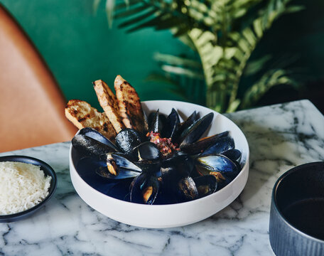 bowl of mussels with bread 