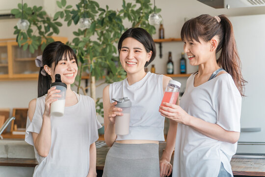 Drinking protein after exercise Drinking protein and EAA during exercise A female training partner A female training partner