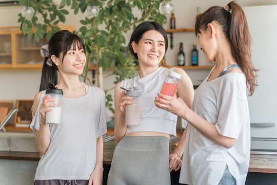 Drinking protein after exercise Drinking protein and EAA during exercise A female training partner A female training partner