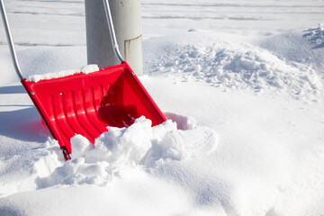 雪に立てかけたママさんダンプ