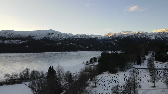 Drohnenflug &uuml;ber dem See in den Bergen in sch&ouml;ner Landschaft im Winter im Salzkammergut. aerial flight over winter landscape in ebensee. Ebensee dron tomas