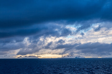 Obraz premium An Antarctic landscape, taken during the golden hour, just after sunrise, in the Gerlache Strait.