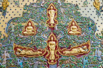 Obraz premium Chiang Mai, Thailand - January,08, 2026:The Ornate Mural: Intricate gold statues of figures adorn a richly detailed mural, showcasing artistic craftsmanship. A vibrant and meaningful cultural piece.