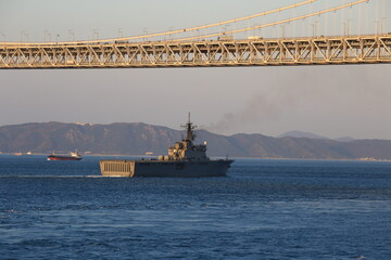 瀬戸大橋をくぐっていく輸送艦