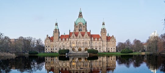 Naklejka premium Stunning cityscape of Hannover, Germany, highlighting the New Town Hall s intricate architecture. Perfect for travel brochures and historical articles, capturing the city s charm.