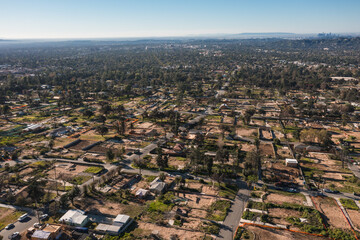 Obraz premium Drone view of empty lots of homes left behind from the Eaton fire, Pacific Palisades. January 2025, a series of 14 destructive wildfires affected the Los Angeles County in California, United States.
