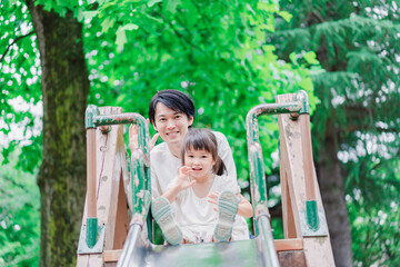 パパと公園で遊ぶ女の子