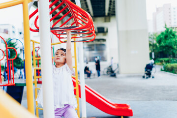 公園で仲良く遊ぶ姉妹