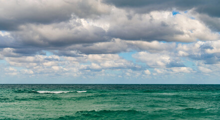 Obraz premium Sea horizon view. Cloudy sky and seascape at summer vacation. Skyscape with sea horizon. Calm horizon with sea nature. Romantic summer vacation at seascape. Sunset sea and seascape. Ocean paradise