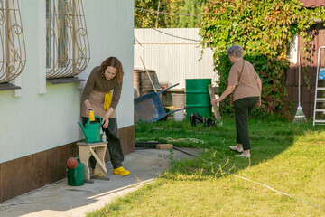 women meet and discuss the apple harvest