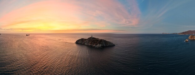 Atardecer aéreo sobre El Morrito en Santa Marta, Caribe colombiano. Fotografía panorámica realizada con dron. © franciscojrg
