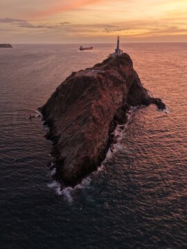 Atardecer a&eacute;reo sobre El Morrito en Santa Marta, Caribe colombiano. Fotograf&iacute;a en formato vertical.