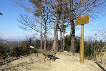 日本：官ノ倉山の頂上／地平線をバックに表示板とベンチ【外秩父七峰縦走ハイキングコース】埼玉県小川町