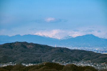 日本：望遠で見る官ノ倉山からの景色／群馬県庁のビルと雪山【外秩父七峰縦走ハイキングコース】埼玉県小川町