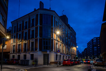 Fototapeta premium Ciudad de Valladolid al anochecer con luces enigmáticas y misteriosas 