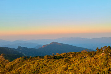 Obraz premium Golden Hour Over Rolling Mountain Ranges