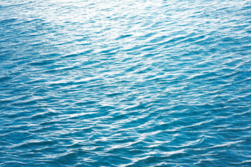 穏やかな港の海面